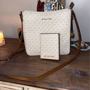 Micheal Kors Jet Set Travel Crossbody